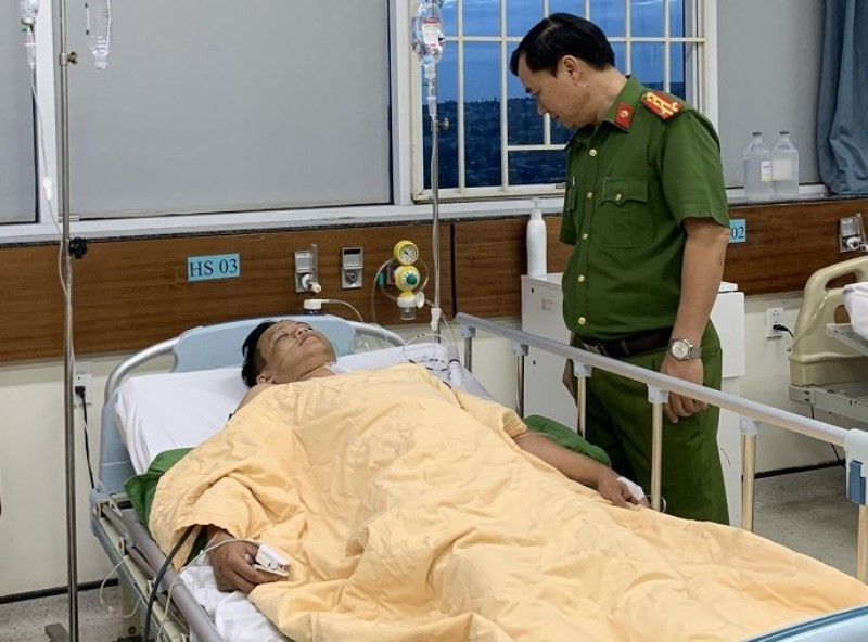 Thiếu tá Nguyễn Văn Hưng bị thương nặng đã được đội ngũ y bác sĩ phẫu thuật, hiện đã qua cơn nguy kịch. Ảnh: Công an tỉnh Gia Lai