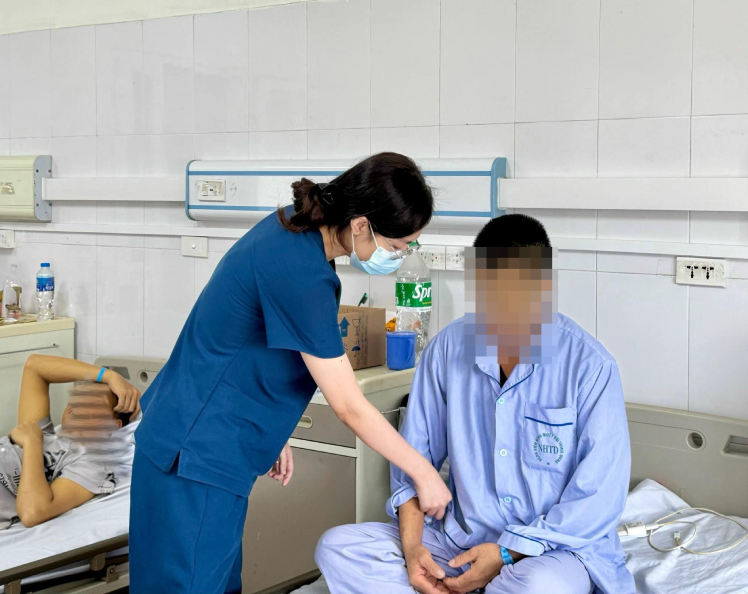 Nam bệnh nhân sau một thời gian điều trị, giảm ngộ độc gan, vàng da hơn. Ảnh: BSCC.