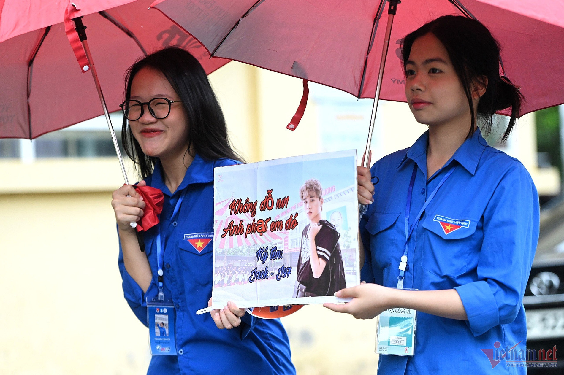 Đội tình nguyện viên tận tình hướng dẫn các em vào điểm thi. Cùng với đó là những lời chúc, động viên: 