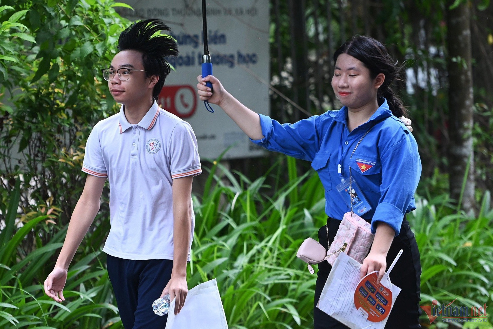 7h10, thí sinh hớt hải chạy vào phòng thi. Ảnh chụp tại điểm thi Trường THPT Xuân Phương. Ảnh: Thạch Thảo