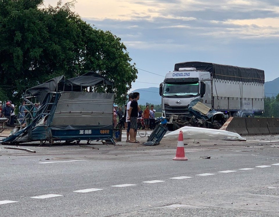 Xe tải chở lợn biến dạng sau tai nạn. Ảnh: TL