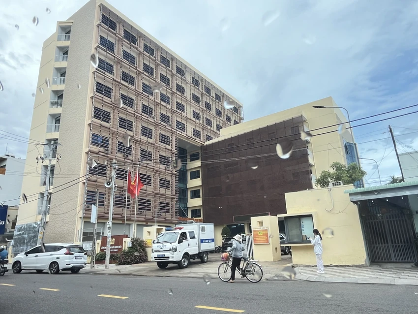 Chiều 9/6, hơn 40 cảnh sát thuộc các lực lượng của Công an tỉnh Bình Thuận đã đồng loạt ra quân thực hiện lệnh bắt giam và khám xét chỗ ở đối với các bị can trong vụ giữ người trái pháp luật. Để khởi tố, bắt giam được các bị can trong vụ án này là nỗ lực rất lớn của các trinh sát, điều tra viên do các bị can có nhiều thủ đoạn đối phó rất tinh vi để qua mặt cơ quan điều tra. Ảnh: PLO