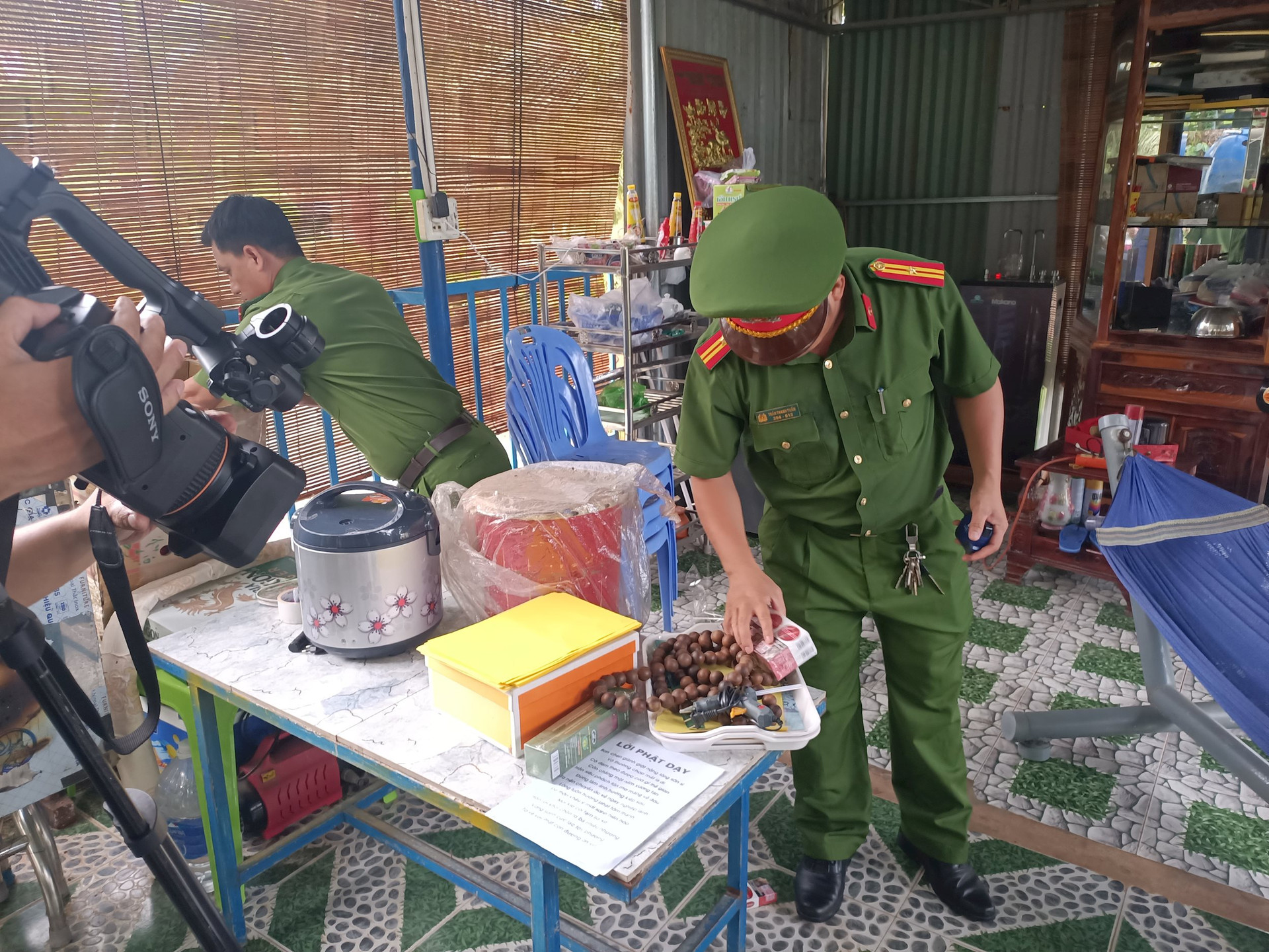 Quá trình chị D bị canh giữ thì Lan và Diễm thay nhau dùng tay, chân, chày gỗ, cối gỗ đánh đập, hành hung chị D gây thương tích để trừ tà. Chị D. còn khai rằng, mình bị ép buộc viết giấy nhận tội như 