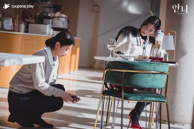 Jung Eun Chae tạo được cảm giác vừa lấn át lại vừa hoà hợp với dàn diễn viên chính, khiến khán giả càng thêm thu hút