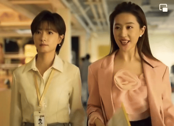 Set đồ công sở với chiếc áo gắn hoa giữa ngực cũng là một trong những look khiến người hâm mộ khó hiểu. Tuy nhiên, khí chất thanh tao, nhã nhặn của 