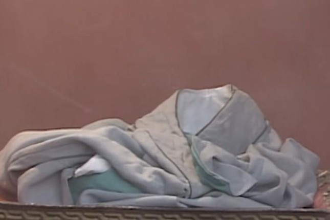 Tuy nhiên, sau khi được khán giả góp ý đoàn phim đã đổi thành bộ quần áo cũ.