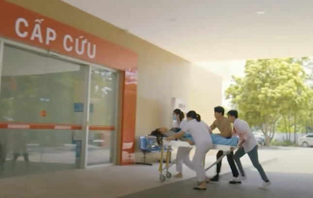 An Nhiên (Lương Thu Trang) cố cứu Kitty và bị xe tông.