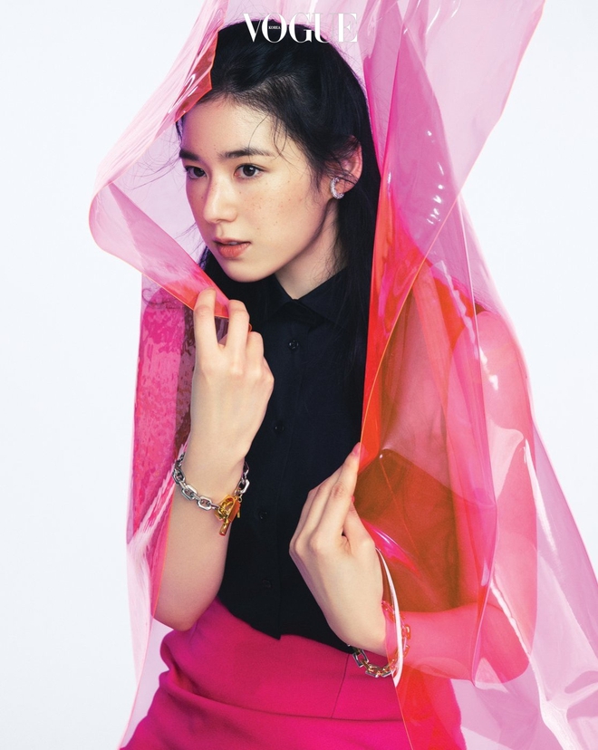 Im ắng 1-2 năm, Jung Eun Chae comeback ấn tượng với tác phẩm mới và lại lên bìa tạp chí lớn như Vogue...