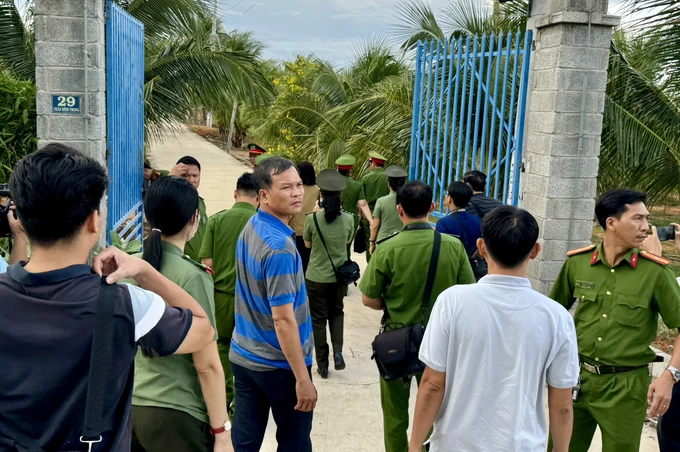 4 bị can bị khởi tố gồm Nguyễn Thị Ngọc Lan (35 tuổi); Nguyễn Thị Hoài Diễm (41 tuổi); Nguyễn Hồng Tâm (50 tuổi, ngụ huyện Bắc Bình) và Trần Hữu Tình (32 tuổi) về tội giữ người trái pháp luật theo Điều 157 Bộ luật Hình sự. Trong đó 2 bị can Nguyễn Hồng Tâm và Trần Hữu Tình được áp dụng biện pháp ngăn chặn cấm đi khỏi nơi cư trú. Ảnh: SGGP