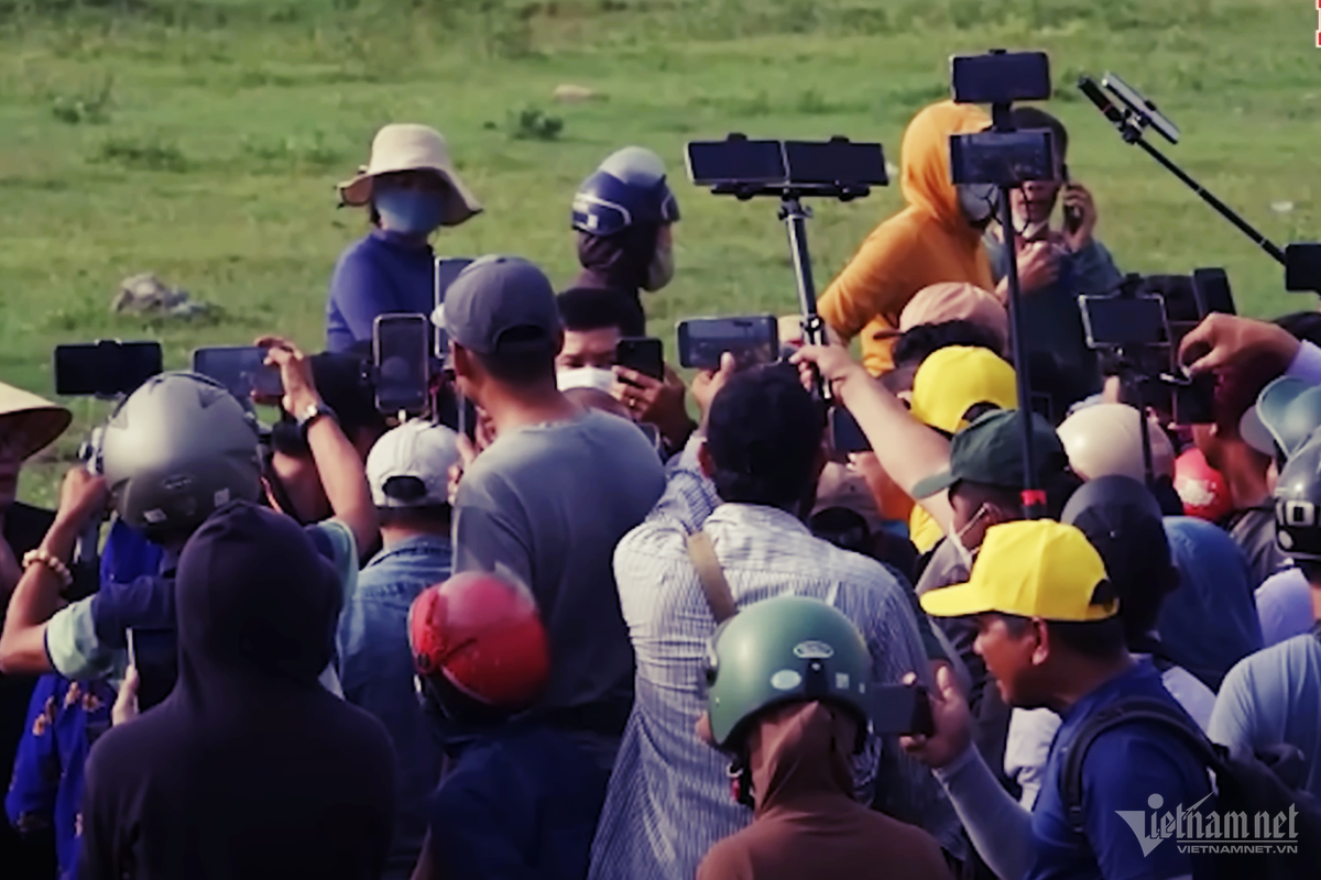 Nhiều streamer bất chấp tất cả để chạy theo ông Thích Minh Tuệ tiến hành livestream. Ảnh chụp màn hình