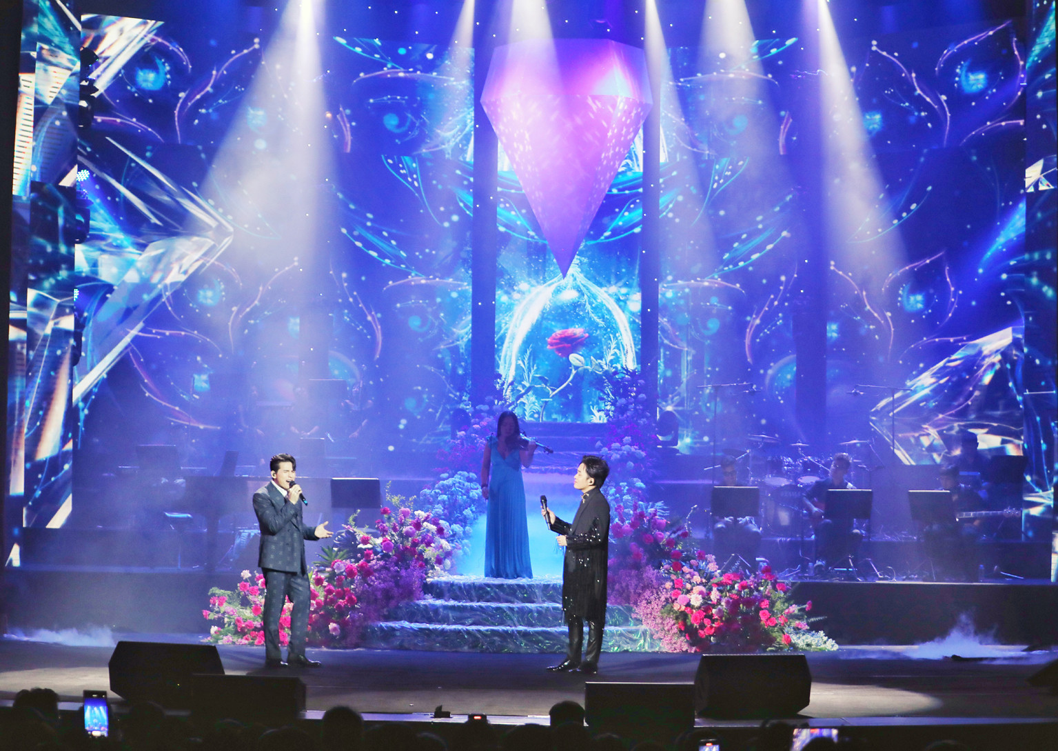 Tùng Dương song ca với Quốc Thiên.