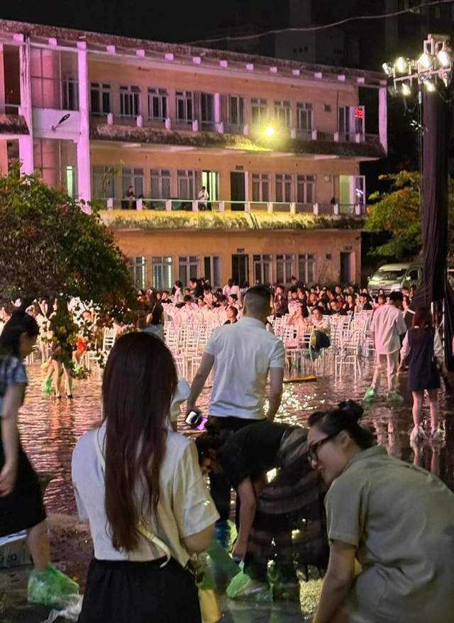 Khán giả lội nước vào sân khấu