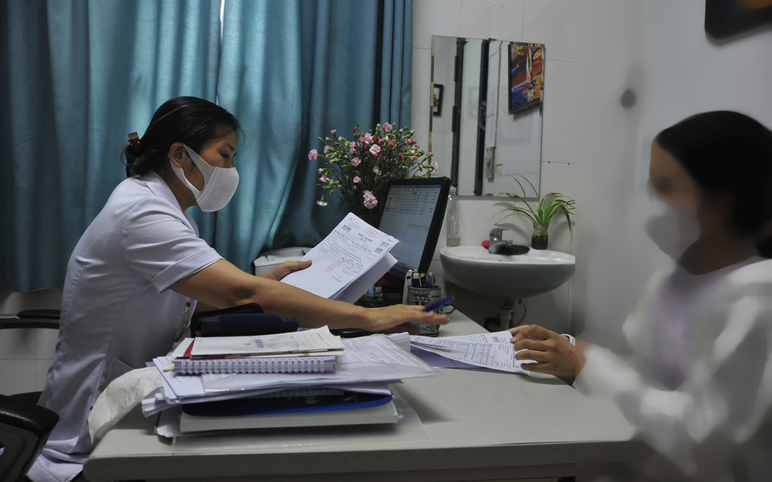 TS.BS Trịnh Thị Bích Huyền (trái) đang thăm khám cho một bệnh nhân