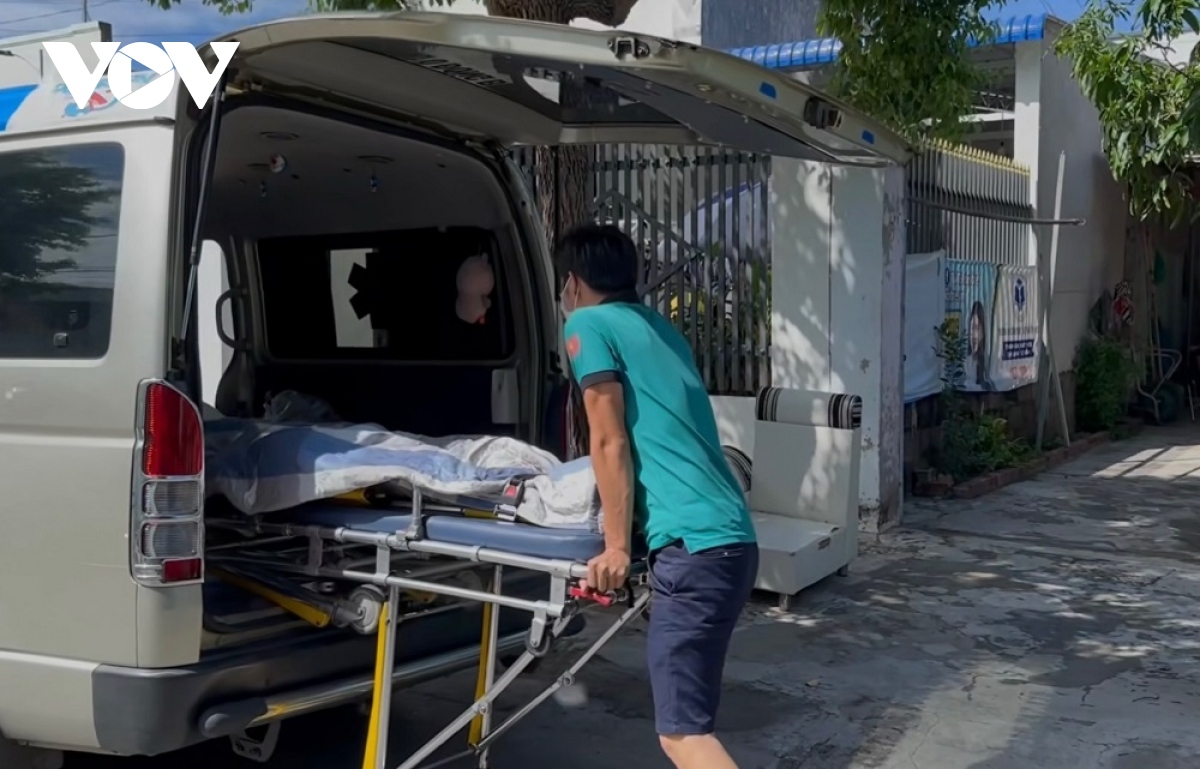 Thi thể được bàn giao cho gia đình đưa về lo hậu sự. (Ảnh: B.H))