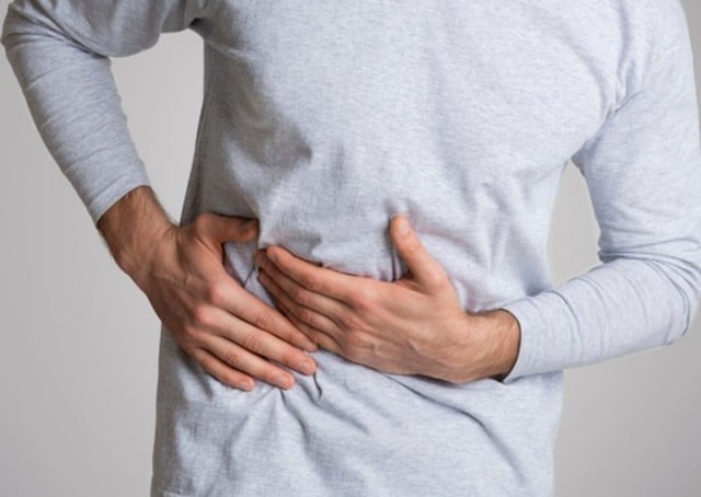 Đau, tức vùng hạ sườn phải có thể là dấu hiệu cảnh báo ung thư gan. (Ảnh minh họa)