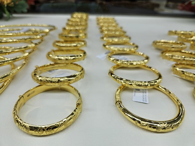 Giá vàng nhẫn tăng trở lại trong bối cảnh giá thế giới giảm sâu và giá vàng miếng SJC ổn định