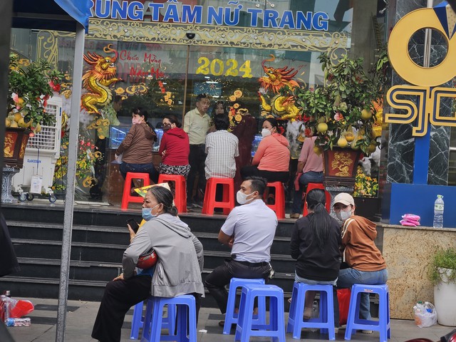 Người dân chờ mua vàng miếng SJC tại Công ty SJC chiều 11-6