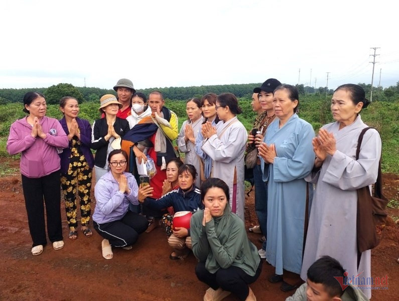 Ai cũng muốn đến gần, xin chụp ảnh - vì thế con đường làng vốn yên tĩnh bỗng trở nên ồn ào hơn thường ngày. Ảnh Trần Hoàn