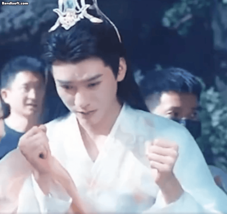 Sau khi diễn xong, Cung Tuấn vẫn rơi nước mắt.