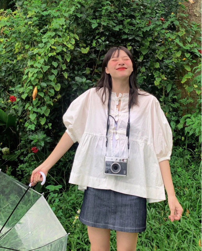 Chiếc áo này nhìn chung khá dễ mặc. Bạn có thể kết hợp chúng với hầu hết các item, từ chân váy cùng màu đến những mẫu denim xanh.