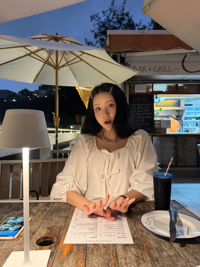 Gái xinh khắp châu Á đều đang nhiệt liệt bắt trend áo thắt nơ hè này.