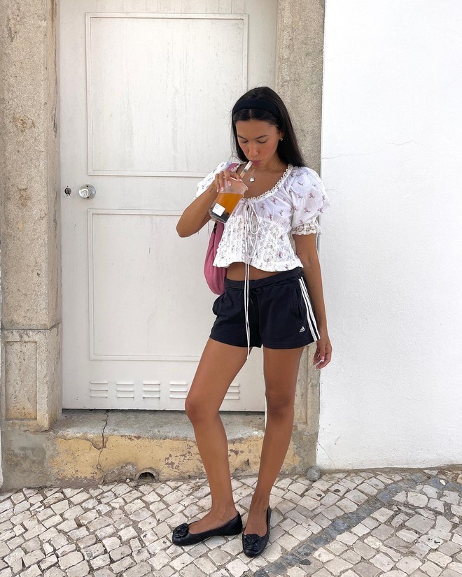 Các cô gái Âu Mỹ cũng đang mê đắm áo thắt nơ. Qua cách mix & match, có thể thấy họ biến tấu món đồ này theo hướng cá tính và đối lập hơn.