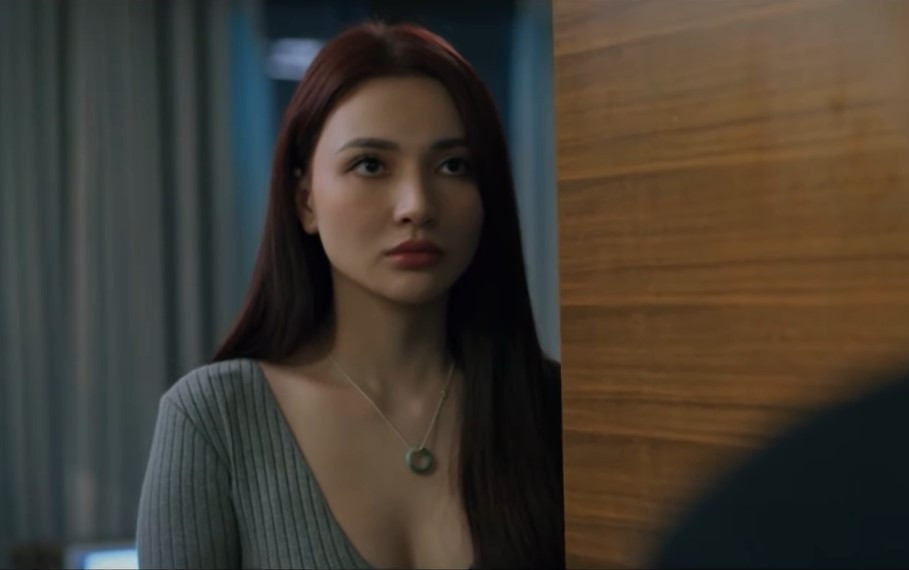 Vinh bắt gặp Yên ở cùng với trai lạ.