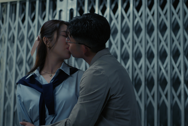 Cảnh hôn của cả hai