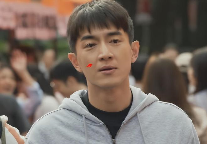 Lâm Canh Tân trong vai chàng sinh viên si mê Lưu Diệc Phi từ cái nhìn đầu tiên.