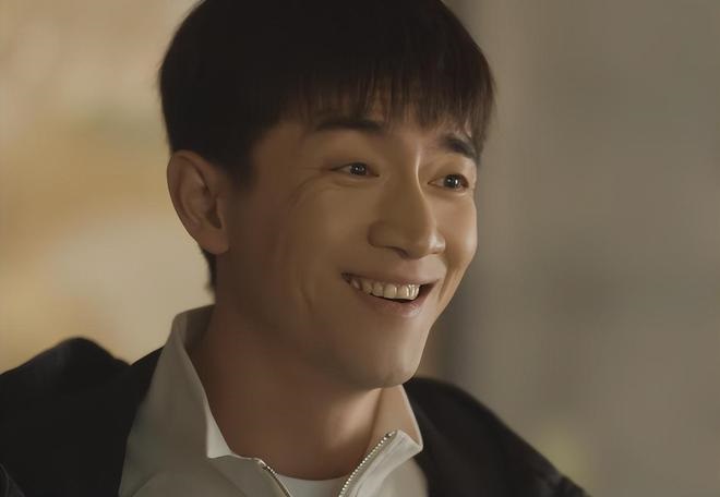 Khi anh cười gương mặt nhiều nếp nhắn, không giống sinh viên đại học.