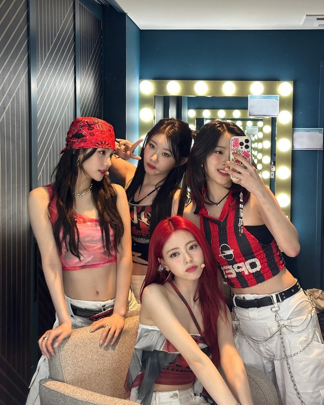 Còn ngược lại, bạn cũng có thể kết hợp sắc màu nổi bật này cũng những tone màu nhẹ như trắng hoặc pastel.