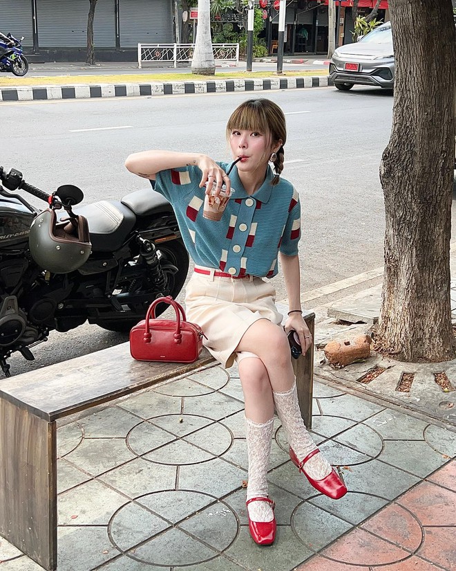 Giày ballet, mary jane màu đỏ có thể đồng bộ cùng túi xách, đây chính là siêu combo thời thượng mà các cô nàng sành mặc không thể ngó lơ.