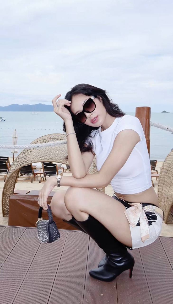 Đôi chân dài miên man của cô nàng