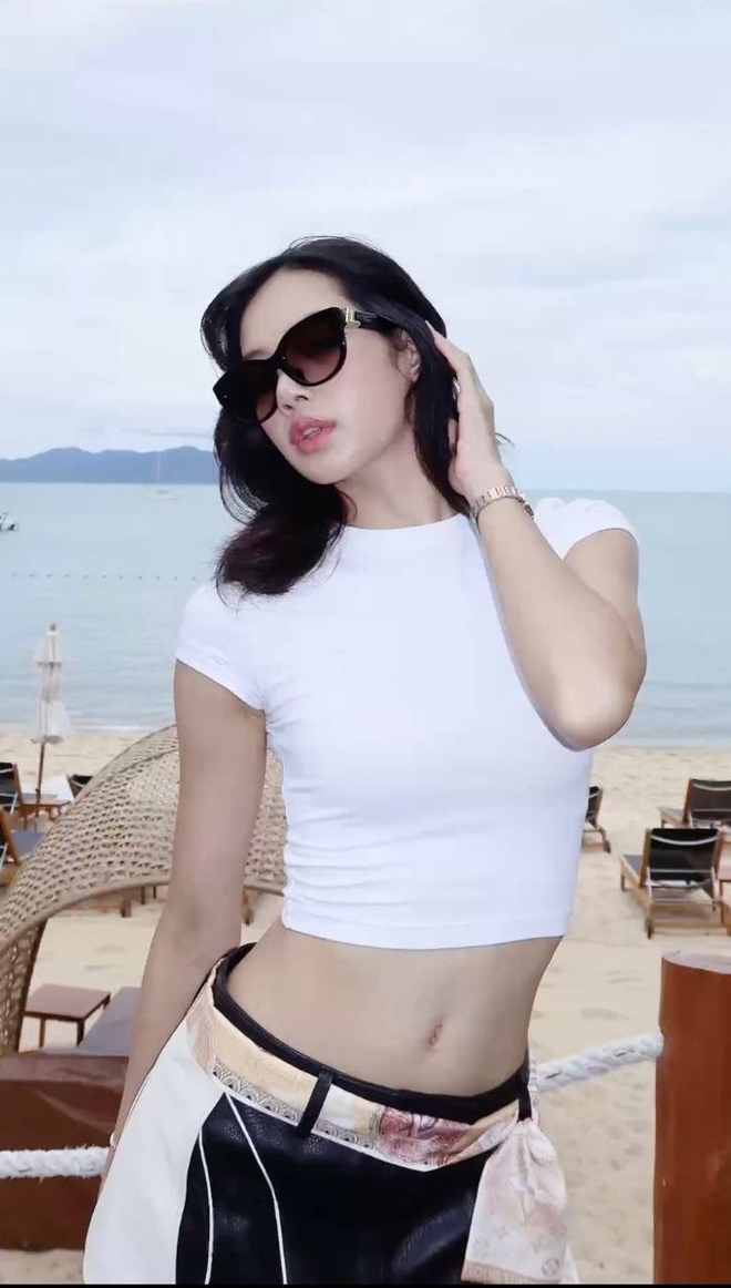 Vòng eo con kiến gây chấn động của Lisa