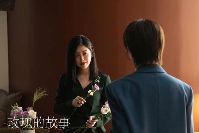 Hình ảnh Chu Châu vào vai người sếp tài giỏi trong phim Câu Chuyện Hoa Hồng.