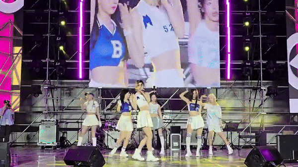 Lily (góc trái) liên tục nhìn vào cánh gà ra hiệu mang micro cho mình