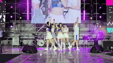 Cô nàng được đồng đội chuyền micro cho hát