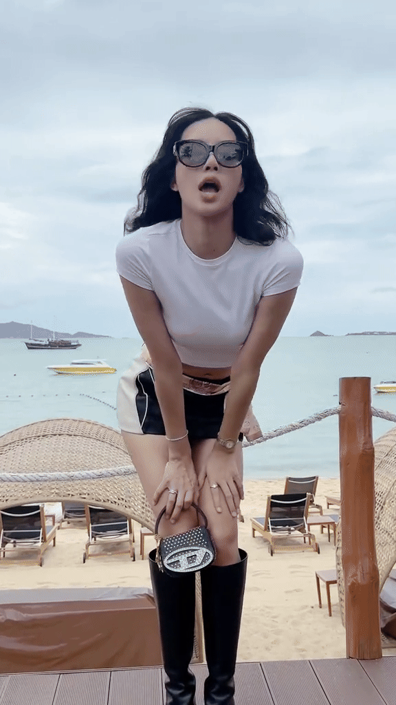 Cô nàng còn hé lộ lyrics ca khúc: “Baby I’m a rockstar”