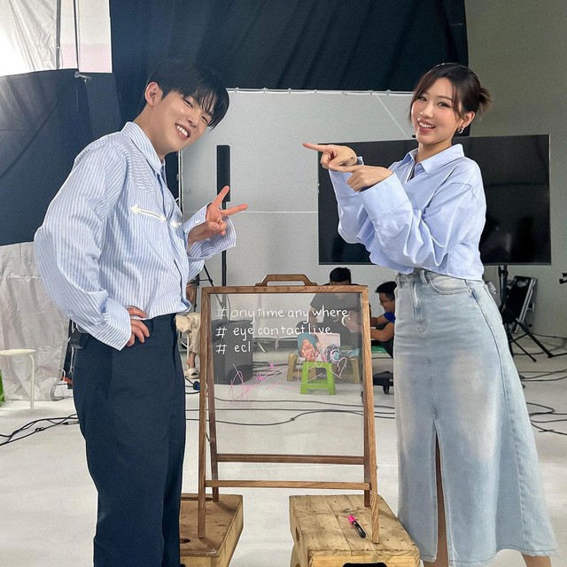 Style Hàn không thể thiếu những em chân váy dáng dài xẻ tà điệu đà. Min phối item này với 1 em sơ mi croptop đơn giản để tạo hình tượng nhẹ nhàng, thanh lịch. Các nàng công sở cũng có thể áp dụng công thức này để lên đồ đi làm thật xinh nhé!