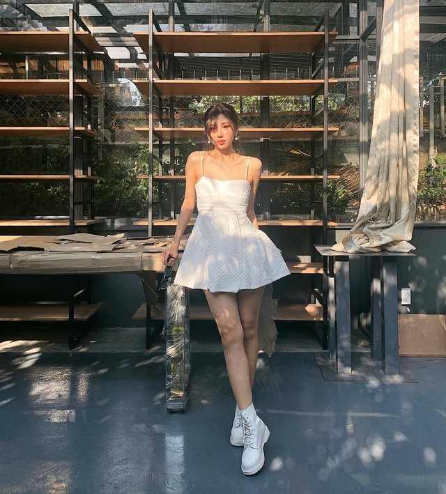 Thi thoảng bánh bèo, Min hay lựa chọn những em váy liền dáng ngắn đơn giản để tôn lên vóc dáng 