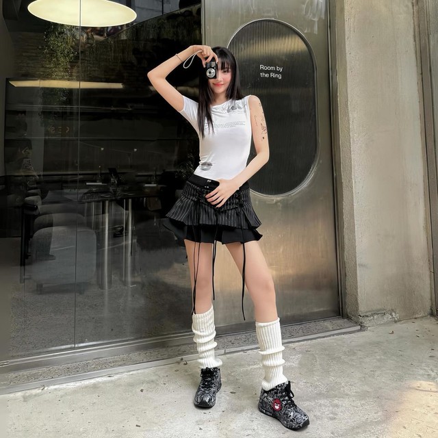 Có vẻ những em mini skirt rất được lòng người đẹp sinh năm 1988 bởi cô nàng rất chăm mix n match ra nhiều outfit thú vị từ dáng váy này. Min lựa chọn phối cùng em top có phần tay bất đối xứng, 