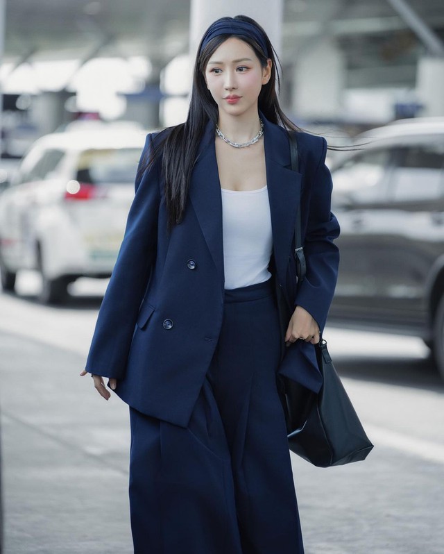 Min cũng rất chăm cập nhật xu hướng, cô nàng xuất hiện thanh lịch, sang trọng trong set vest ton sur ton, khéo léo phối cùng băng đô làm điểm nhấn. Tổng thể outfit vừa thú vị, không bị nhàm chán lại vẫn phù hợp với các trường hợp yêu cầu ăn diện trang trọng.