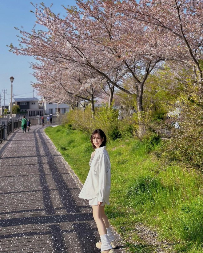 Min vừa năng lượng vừa điệu đà trong set 