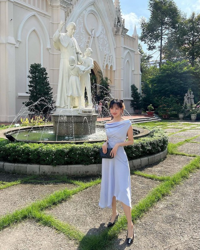 Cuối cùng, Min yểu điệu trong em váy dài tím trễ vai sang trọng, ghi điểm 10 phong cách khi tham gia đám cưới bạn. Để hoàn thiện set đồ, cô nàng chọn em handbag đen và giày mũi vuông đơn giản.