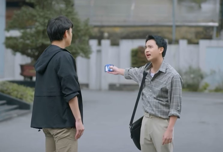 Dũng trách móc anh trai.