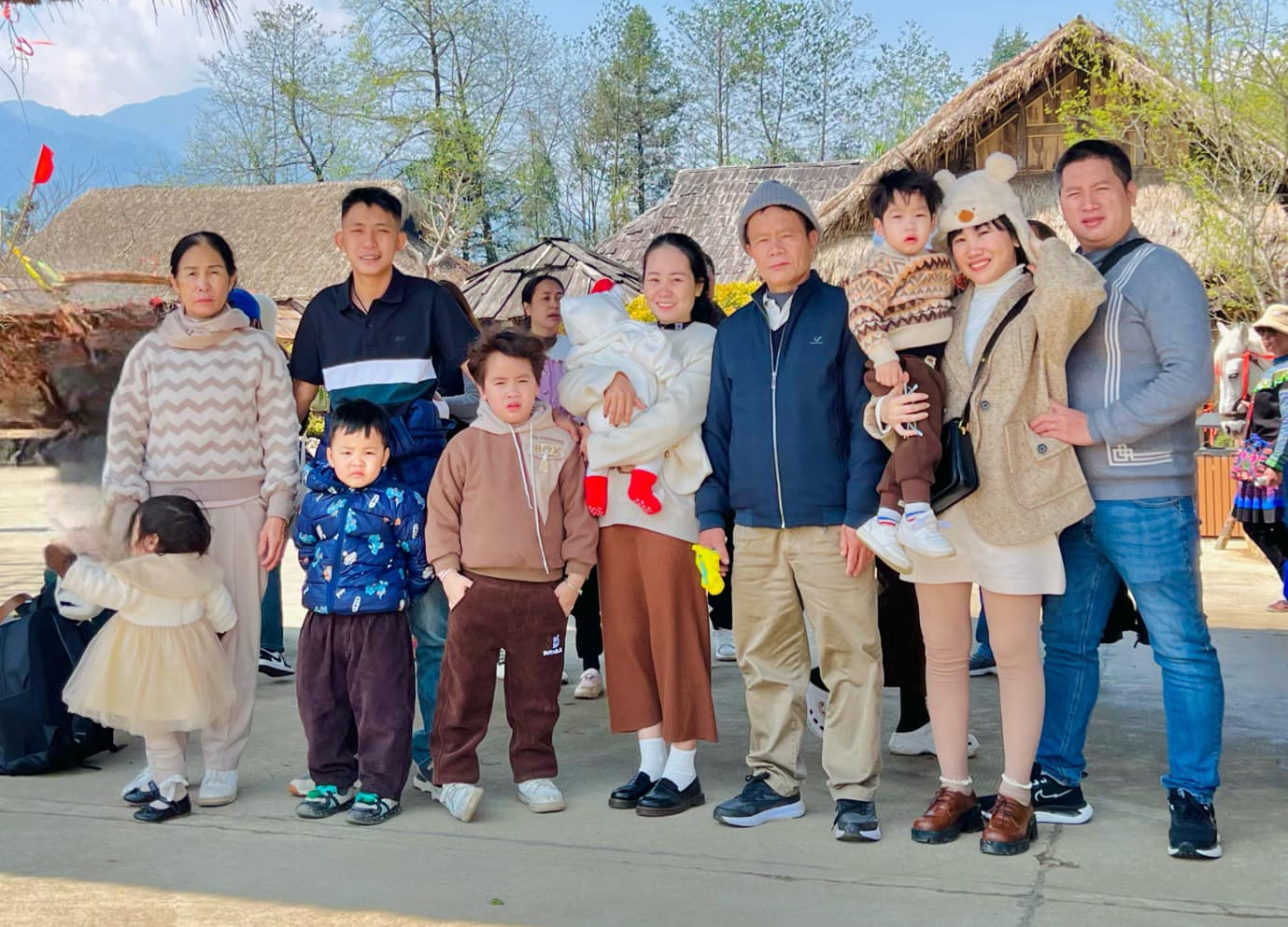 Vợ chồng chị Hương đưa bố mẹ đi du lịch