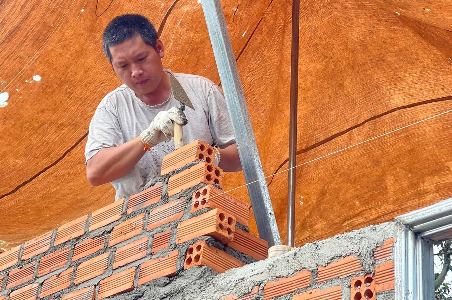 Anh Hoàn tự xây nhà cho bố mẹ vợ