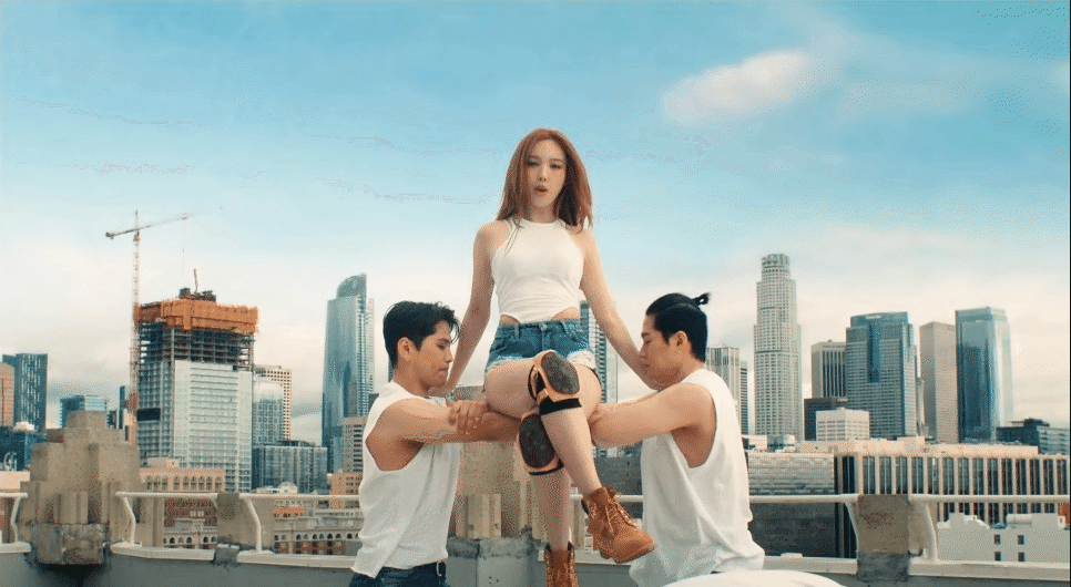 Động tác nhạy cảm gây tranh cãi