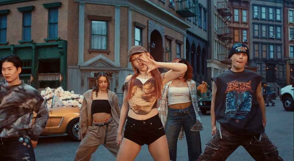 MV của Nayeon có đa dạng phong cách, khi xem tổng thể, khó nhận ra sự phản cảm