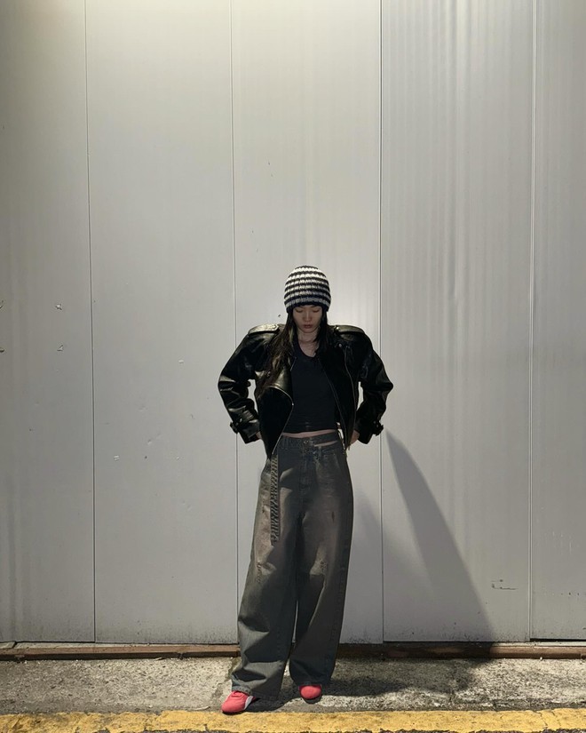 Phong cách thời trang đời thường của nàng mẫu nhìn sơ cũng có kha khá nét tương đồng với cô bạn thân Jennie. Cả 2 đều có phong casual phóng khoáng, với những gam màu tối giản và bụi bặm.